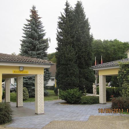 Hotel Merkur Garni Зарштедт Экстерьер фото