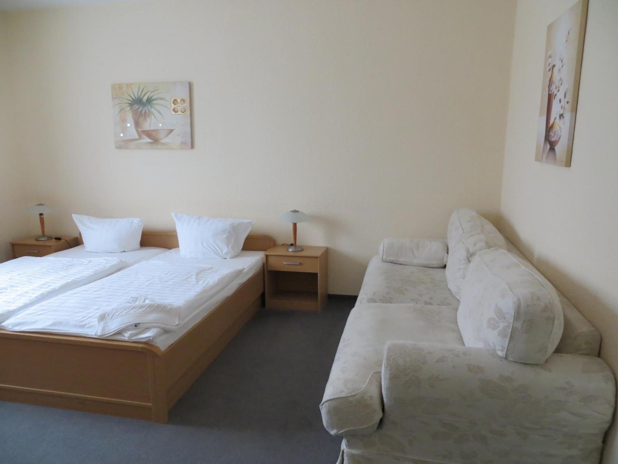 Hotel Merkur Garni Зарштедт Экстерьер фото
